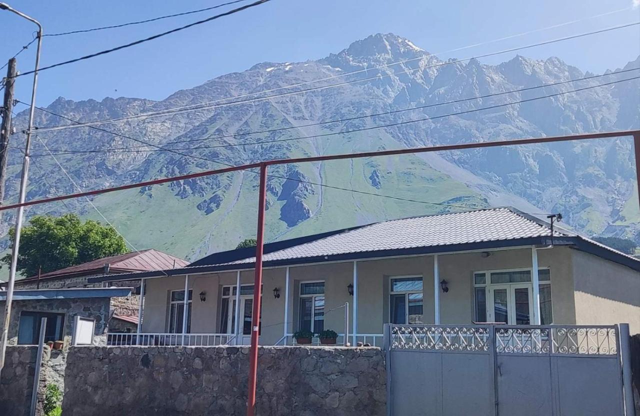 Guest House Lela Rezo Kazbegi Bagian luar foto