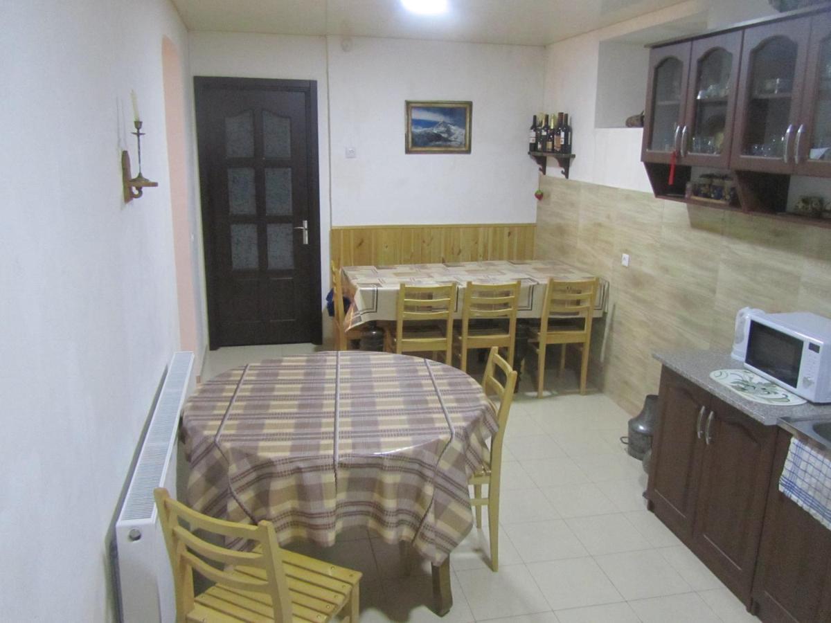 Guest House Lela Rezo Kazbegi Bagian luar foto